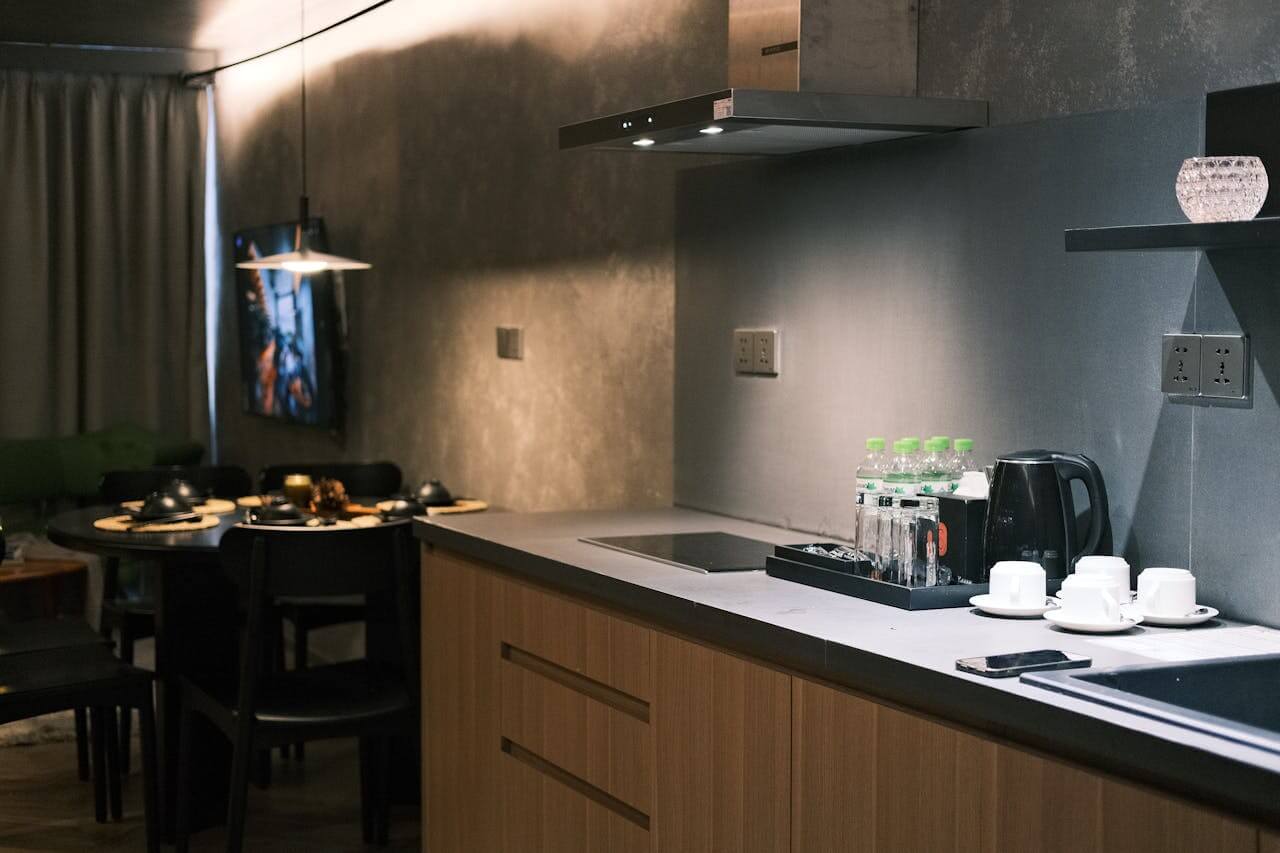 Современный интерьер уютной кухни с элегантным декором